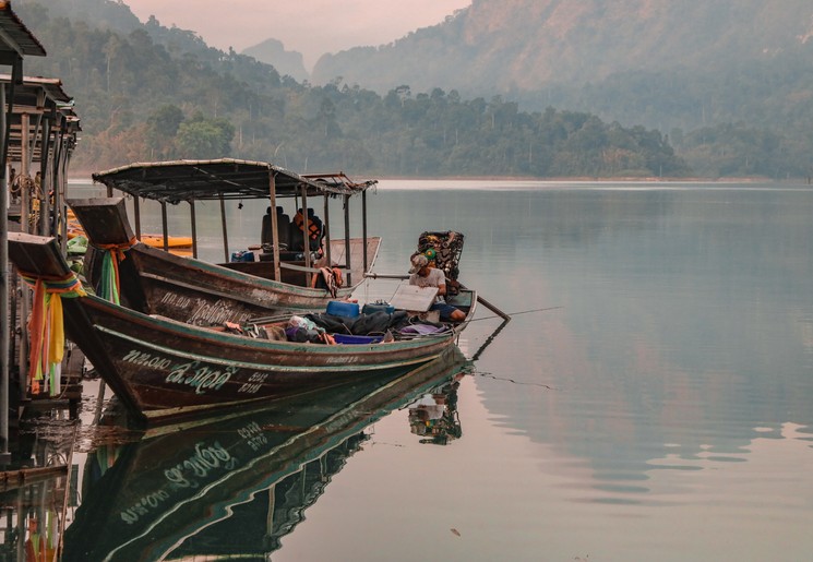 Een prachtige natuur rondom het water in het Khao Sok National Park