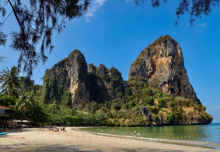Kalkstenen rotsen langs de kust bij Krabi, Thailand