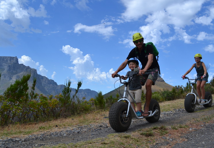 Zoef naar beneden vanaf de top van de Tafelberg met reuzensteps