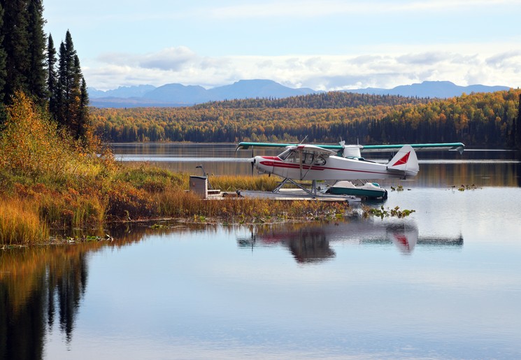Watervliegtuig in een meertje in Alaska, Amerika Watervliegtuig in een meertje in Alaska, Amerika