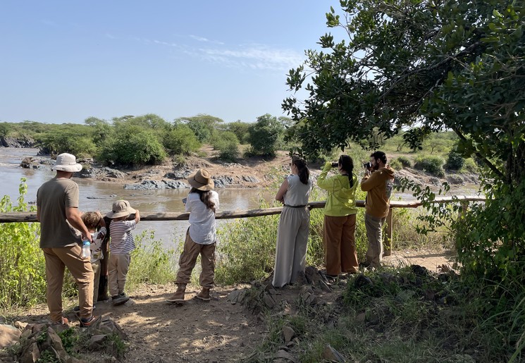 Samen in de Serengeti op zoek naar wild