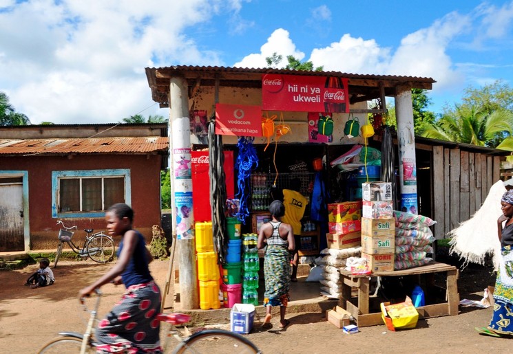 Kleurrijke winkels in Arusha-stad in Tanzania