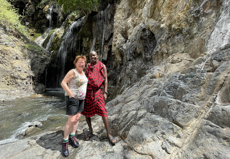 Wandel naar de waterval bij Lake Natron in Tanzania