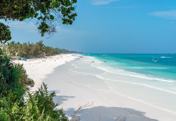 Genieten aan het strand van Mombasabij Baobab Beach Resort