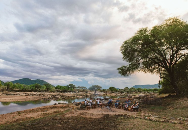 bij het kampvuur in Ruaha National Park, Tanzania