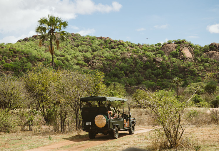 In een safarivoertuig opzoek naar wild in Ruaha National Park, Tanzania
