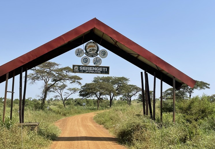 binnenkomst in Serengeti National Park, Tanzania binnenkomst in Serengeti National Park, Tanzania