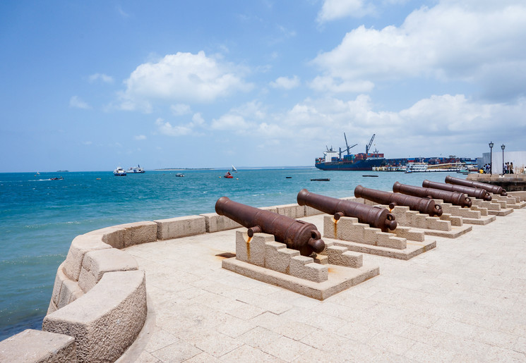 Een aantal kanonnen in Stonetown, Zanzibar, Tanzania