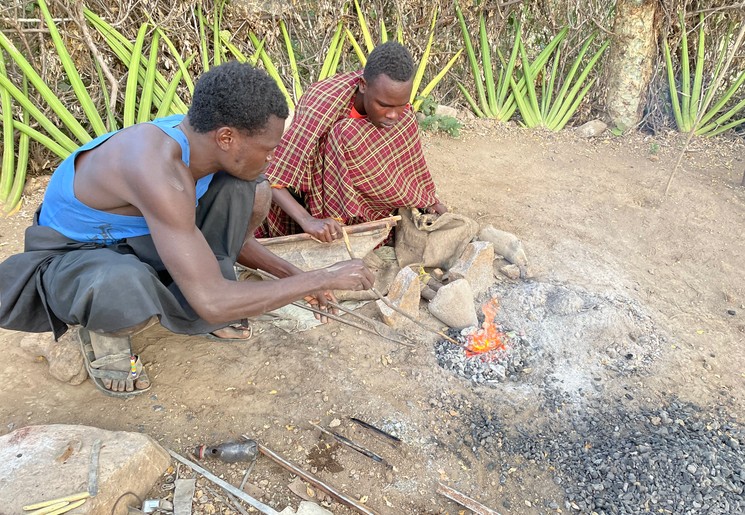 Blacksmiths maken vuur in Tanzania Blacksmiths maken vuur in Tanzania