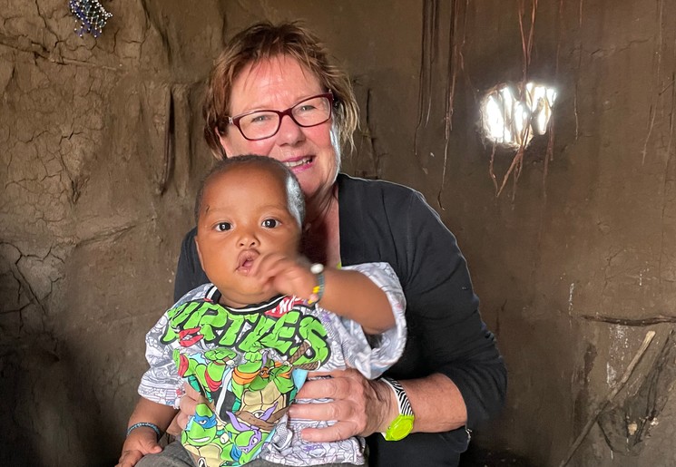Collega Ingrid samen met een kindje van de Datoga stam Collega Ingrid samen met een kindje van de Datoga stam