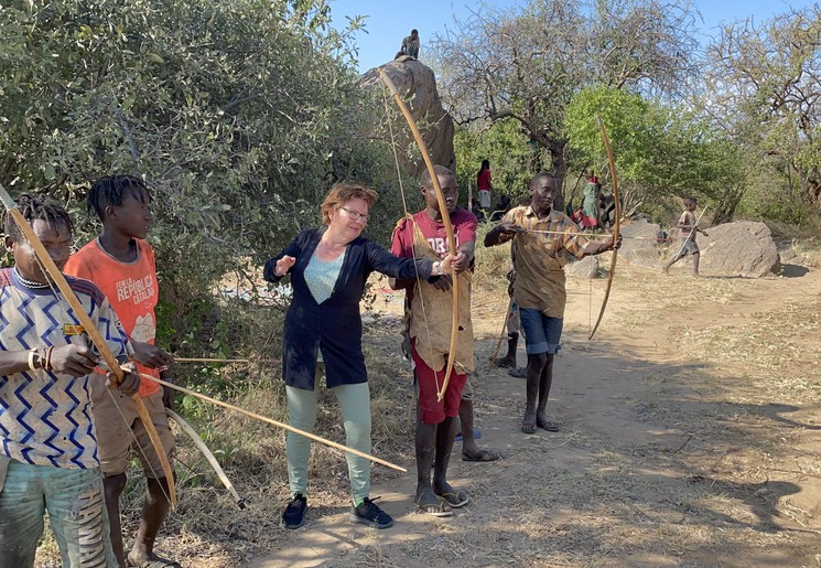 Leer schieten met pijl en boog in Tanzania