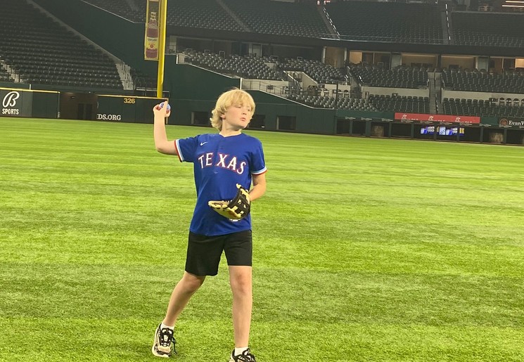 Een balletje gooien op het echte honkbalveld van de Texas Rangers in Dallas.