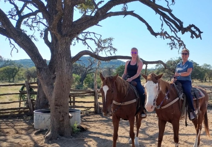 Paardrijden bij de Dixie Dude Ranch in Bandera, Texas, USA Paardrijden bij de Dixie Dude Ranch in Bandera, Texas, USA