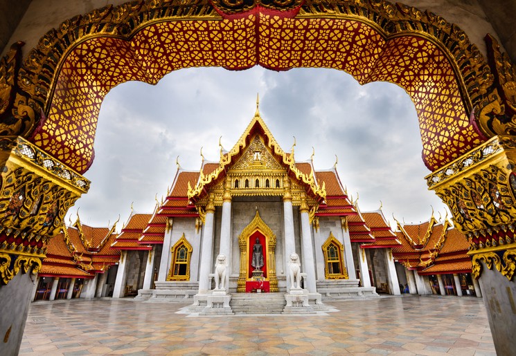Prachtige kleurrijke tempels en paleizenin de stad Bangkok, Thailand