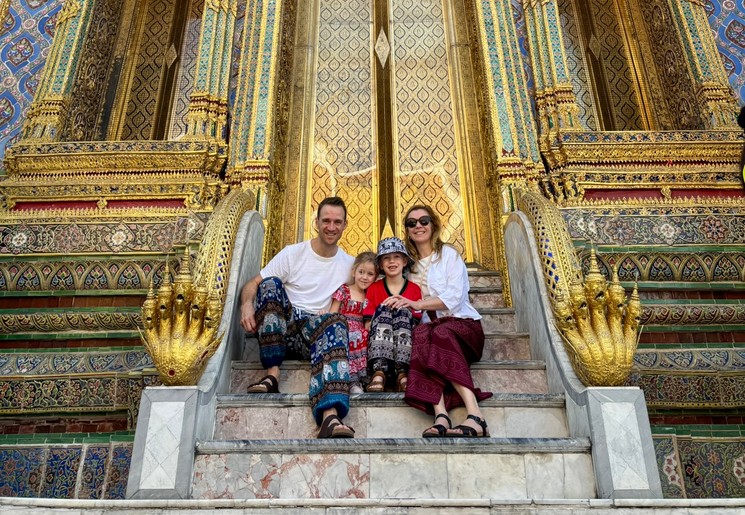 Met het gezin bij het paleis in Bangkok