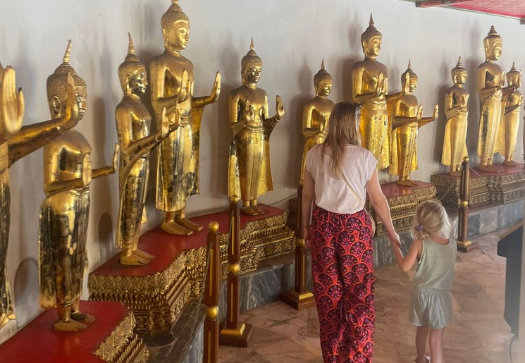 Moeder en dochter in de tempel in Bangkok