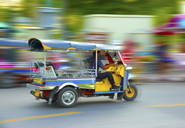 Een rijdende Tuk tuk in Bangkok, Thailand