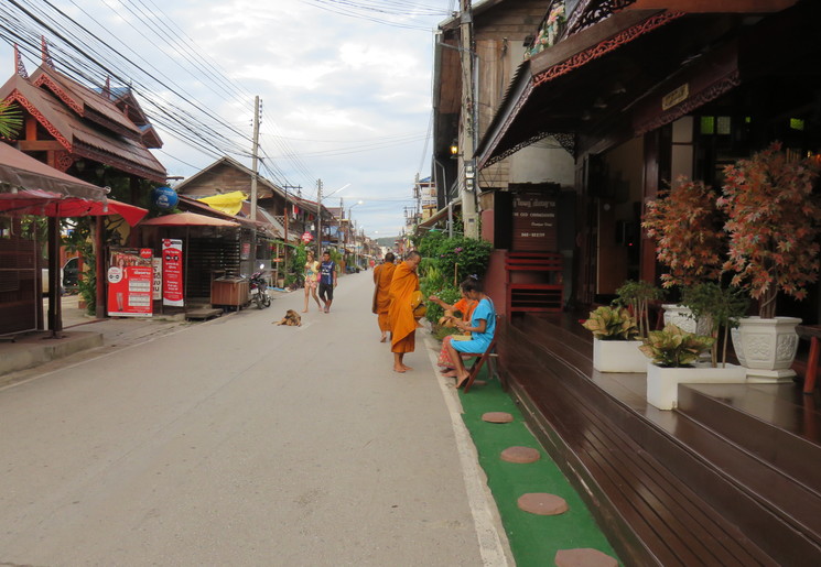 Monniken met de bedelnappen in Chiang Khan, Thailand