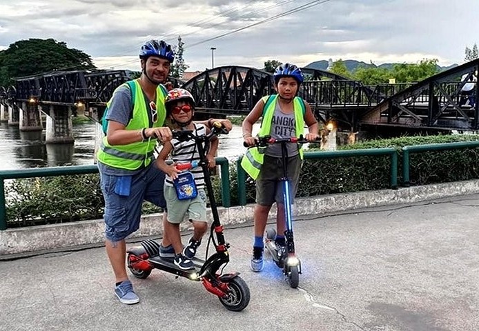 Op pad door Kanchanaburi met een e-scooter (step)