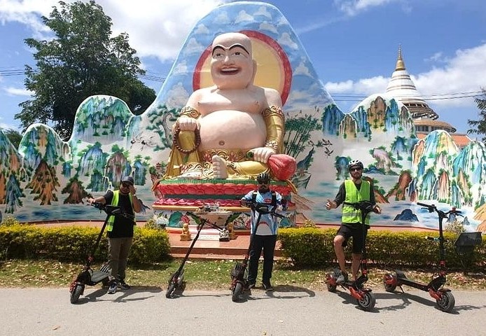 Steppend met de e-xcooter door Kanchanaburi