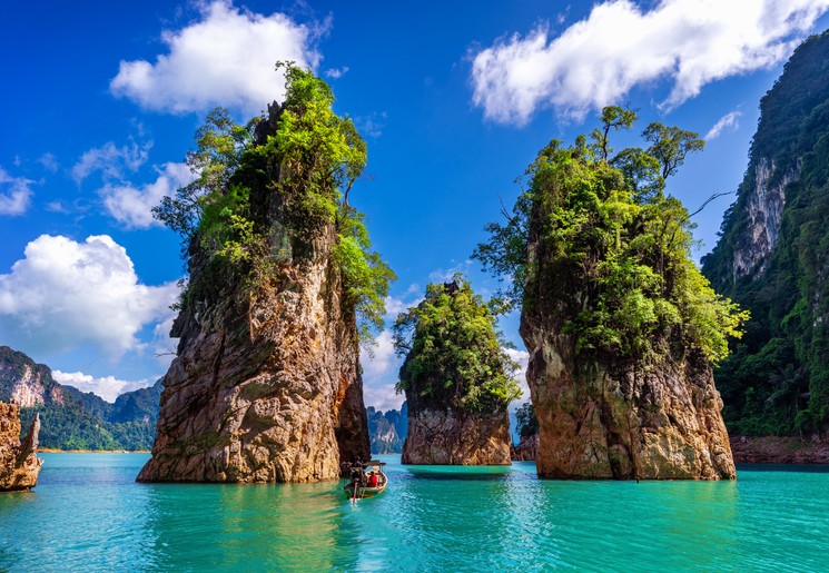 De rotsen uit het water bij Khao Sok National Park, Thailand