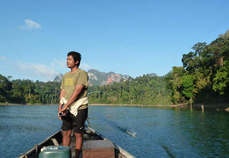 Varen met een longtailboot door het Khao Sok National Park