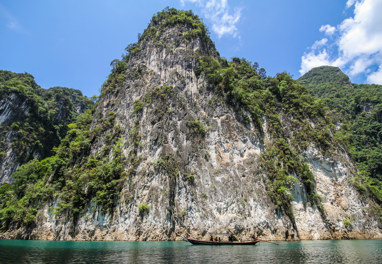 De rotsen uit het water bij Khao Sok National Park, Thailand