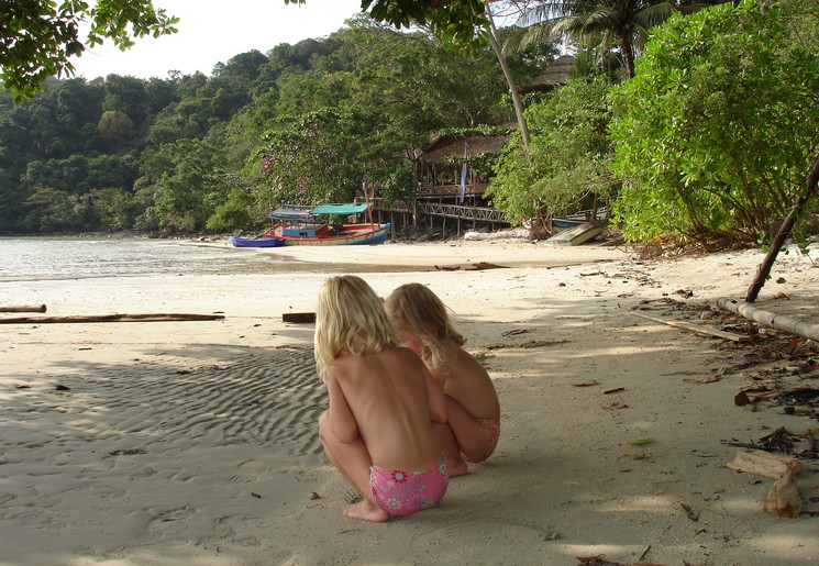 Kinderen samen op het strand bij Koh Chang