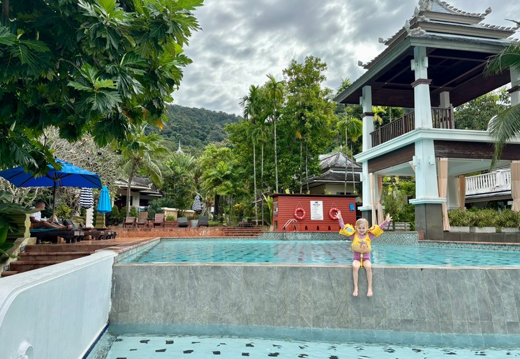 De kleintjes genieten in het zwembad in het hotel in Krabi