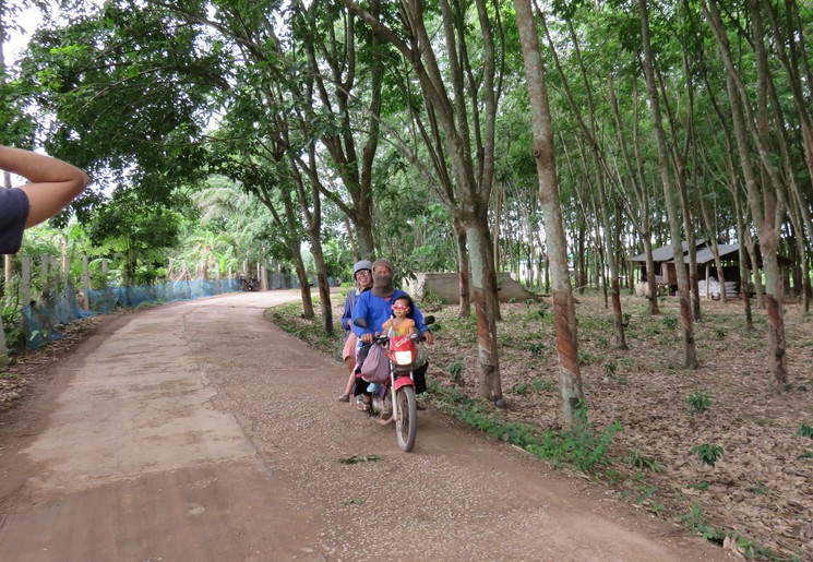 Thailand-Loei-scooterbijrubberplantage_1