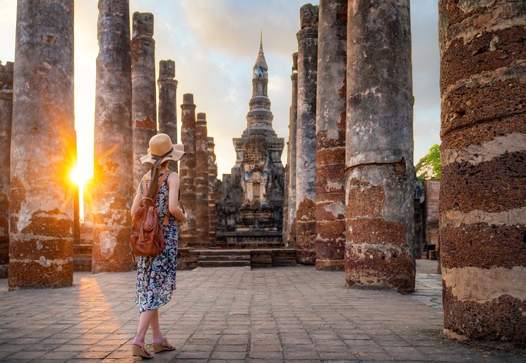 Meisje bij tempel in Sukhotai in Thailand