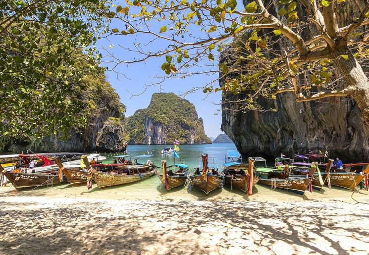 Strand van Thailand met boten