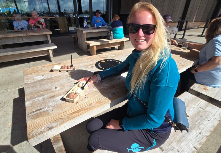 Lisanne geniet van een ijsje bij Tillamook, USA