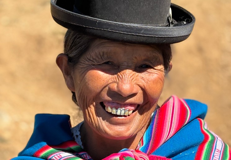 Een kleurrijke cholita bij het Titicacameer