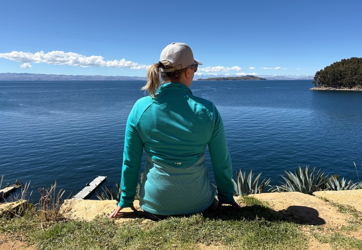 Collega Judith uitkijkend over het Titicacameer