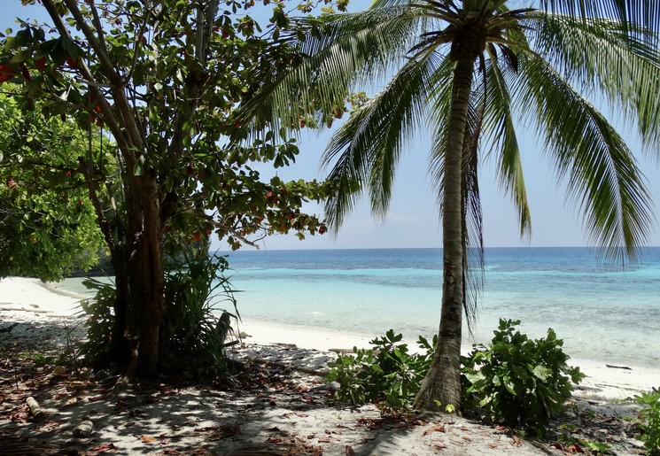 Relaxen op een van de vele stranden bij de Togian eilanden, Sulawesi