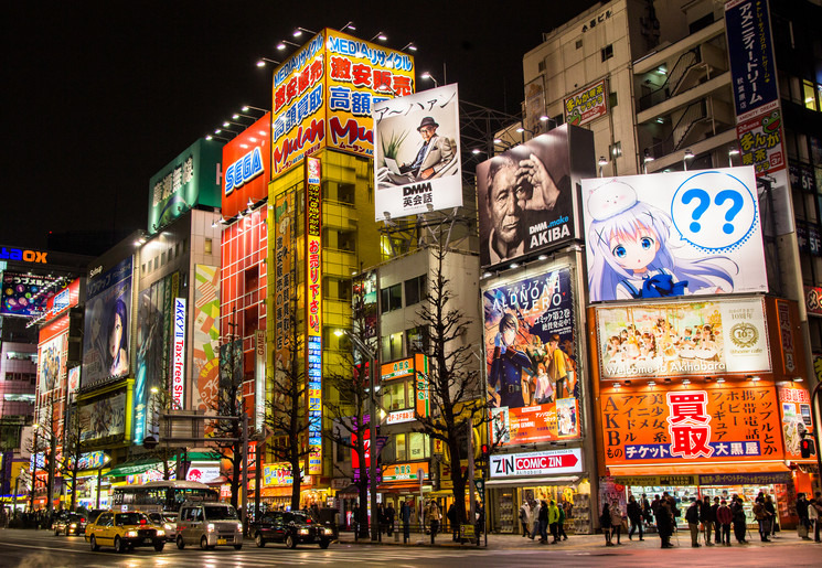 Overal kleurrijke neonverlichting op straat in Tokyo