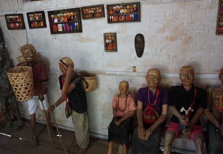 Van de overledene wordt een houten pop gemaakt om diegene te eren