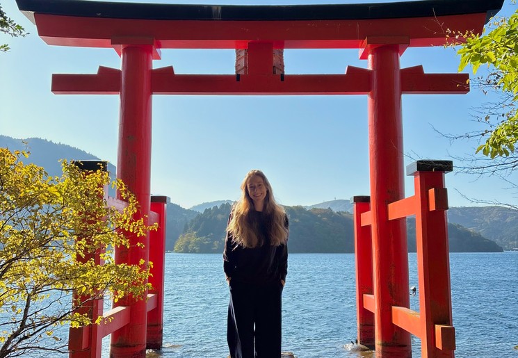 Nica bij de Torii Gate in Hakone, Japan