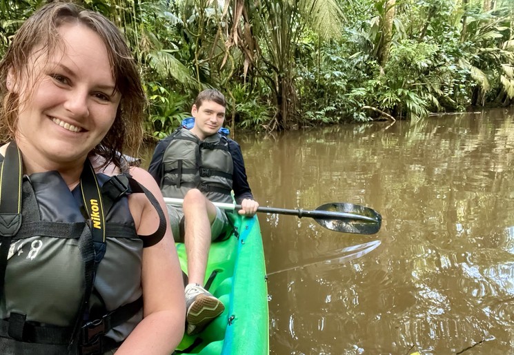 Kajakken in de mangrove bossen in Tortuguero National Park, Costa Rica