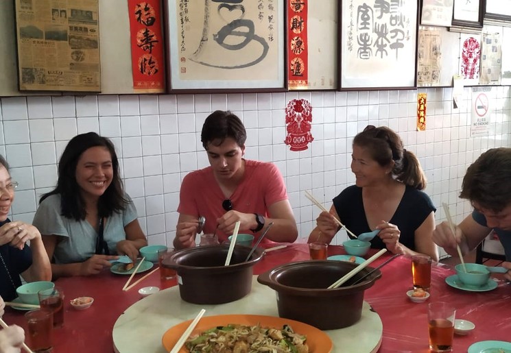 Traditioneel eten met Maleise familie