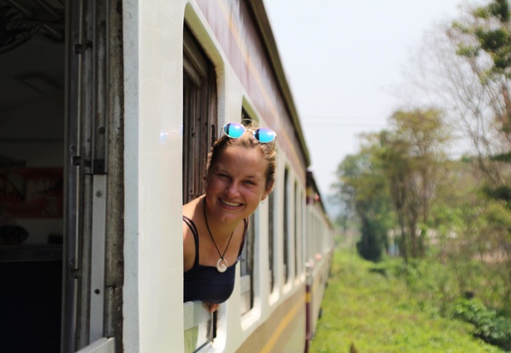 Collega Puck in de trein van Bangkok naar Kanchanaburi in Thailand