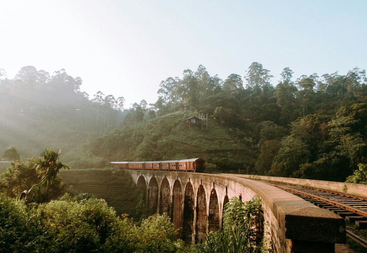 Trein over brug bij Kandy in Sri Lanka