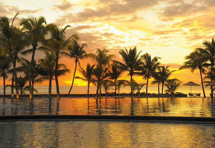 Huwlijksreis, zon die in het water zakt op Mauritius met een mooie zonsondergang
