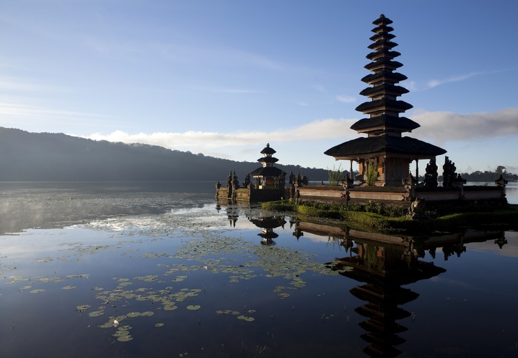 Prachtige tempel bij het Batur meer, Bali