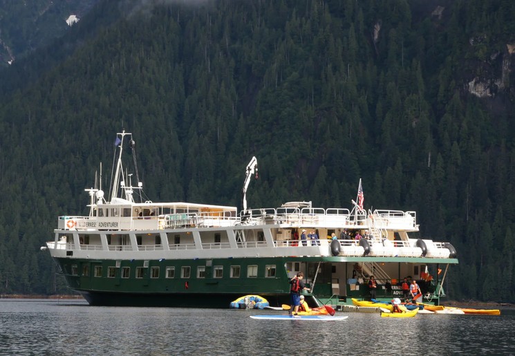 Kanovaren vanaf je expeditieschip, Alaska, Amerika