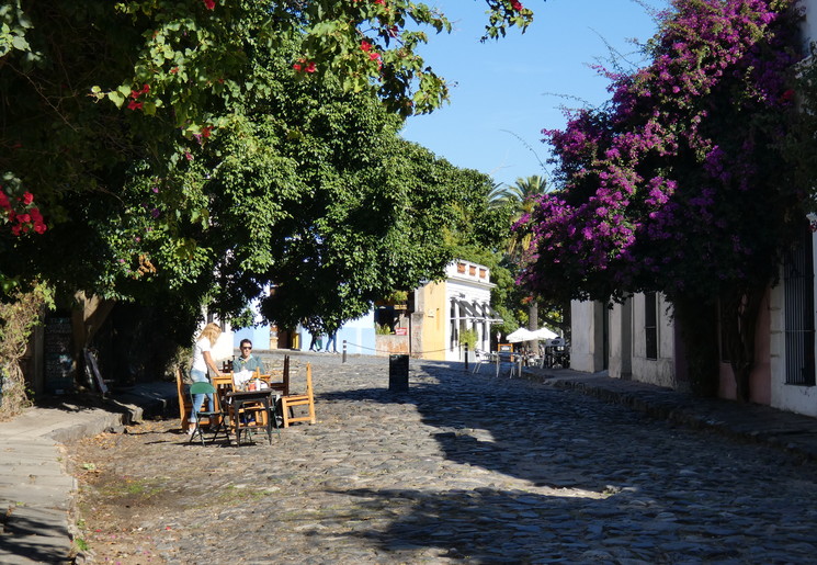 De gezellige straten met keien van Colonia del Sacramento, Uruguay