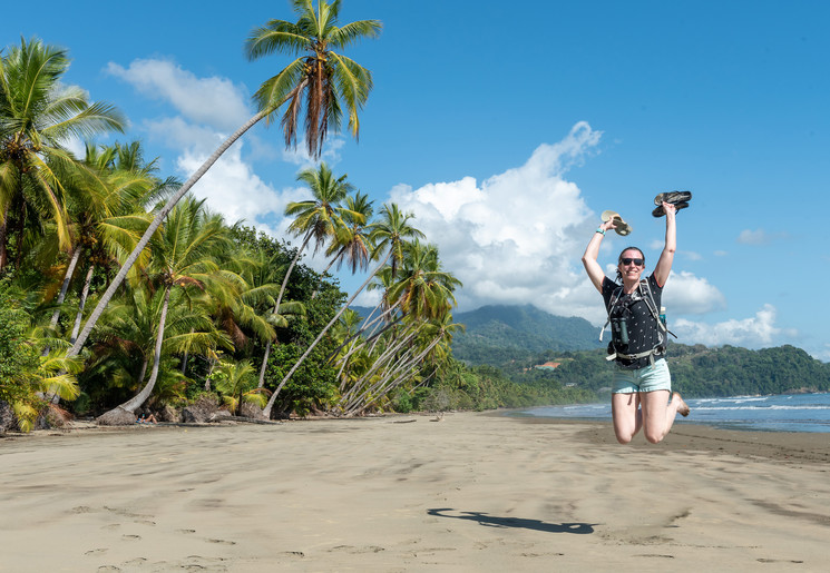 Collega Tamara op het strand van Costa Rica