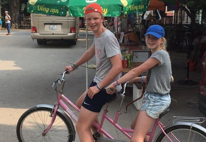Kinderen fietsen in Hue, Vietnam