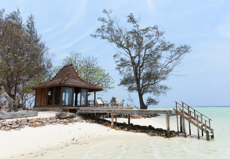 De pierRelaxen bij je privé cottage van het het Kura Kura Resort, Java, Indonesië op het eiland van het Kura Kura Resort, Indonesië